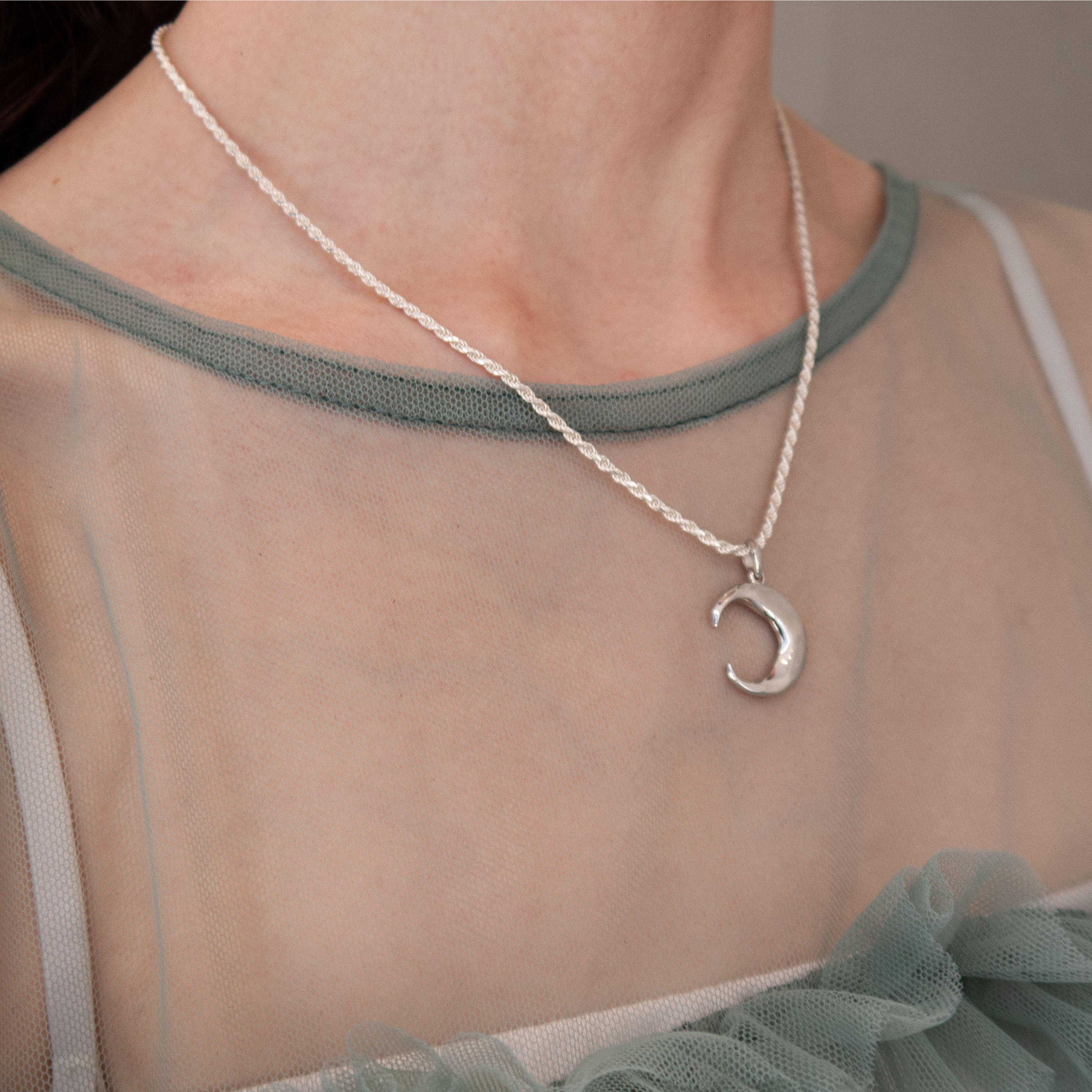 AQUA SILVER】ゆらぎクレセントネックレス（カットフレンチ