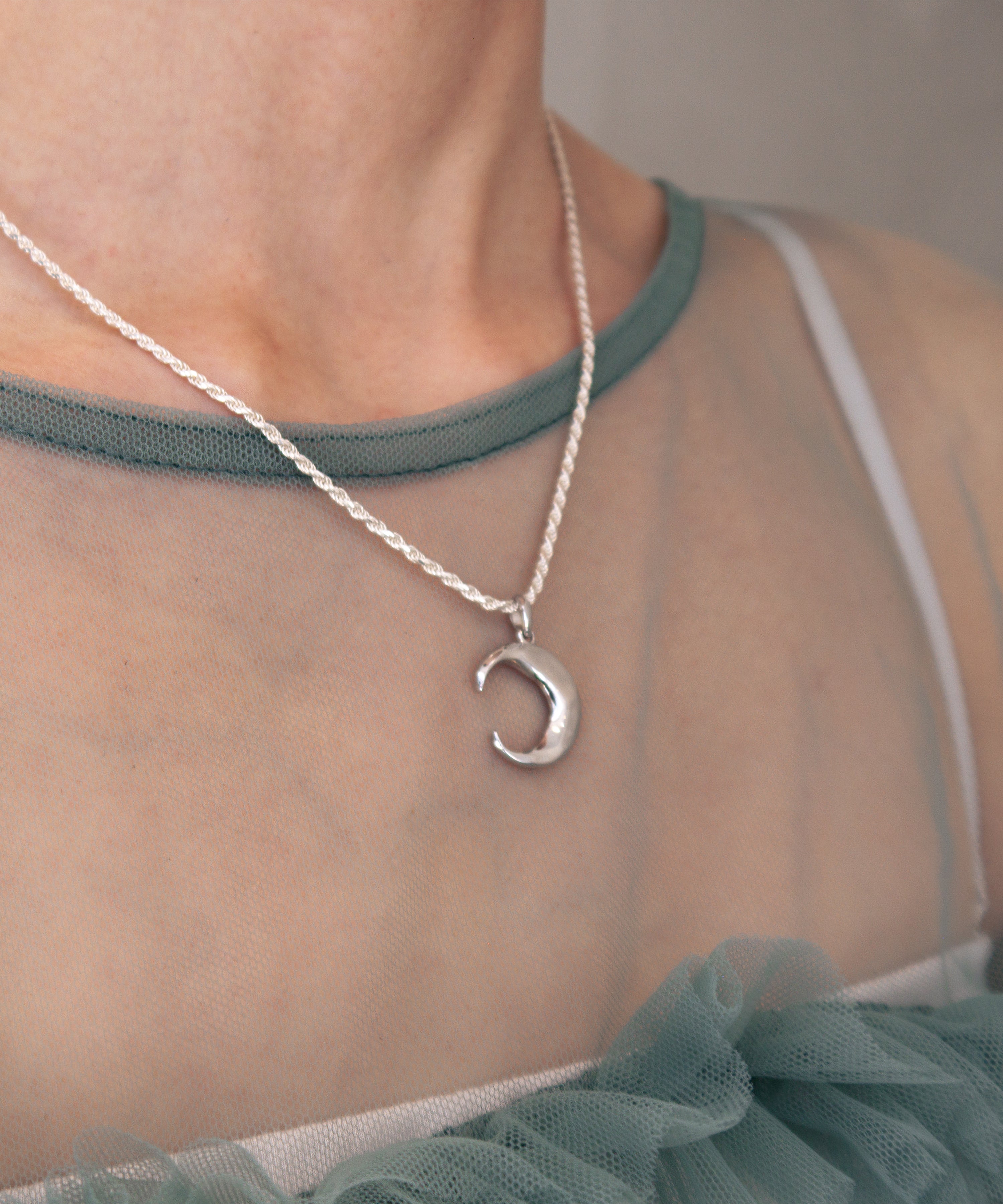 アクセサリー C15 Hizm/三日月に蝶に彼岸花ペンダントトップS【彩雲色】/純チタン